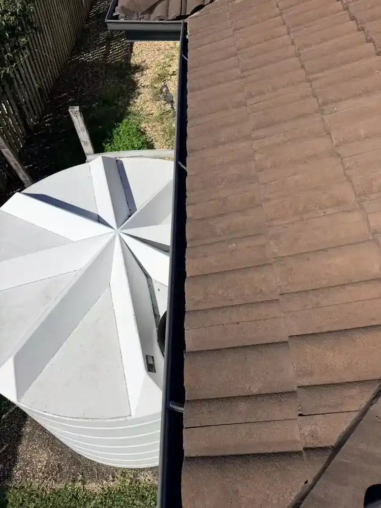 Owner-supplied roof-edge overview with adjacent rainwater tank